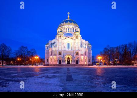 Die alte Marinekathedrale von St. Nicholas der Wunderarbeiter in der Nacht. Kronstadt (Sankt Petersburg) Stockfoto