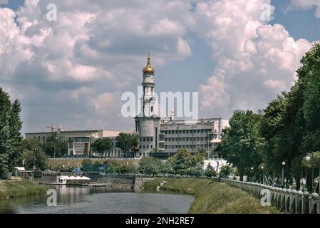 Hoher Glockenturm der Himmelsdom. Stadtzentrum. Blick auf den Fluss Lopan im Stadtzentrum und Uspenskiy sobor Stockfoto