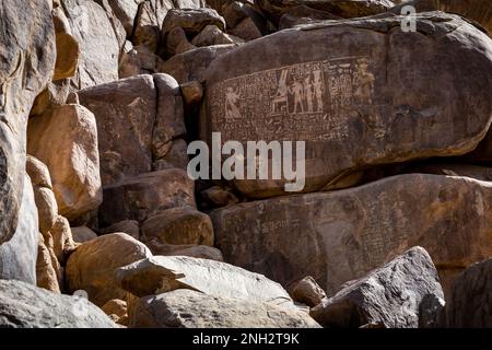 Alte Ägyptische Hieroglyphen. Assuan's Seheil Island, bekannt für die Hungersnot der Stele-Schnitzereien. Assuan. Egipt. Afrika. Stockfoto