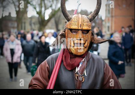Hunderte Wikingerkrieger marschieren im Rahmen des JORVIK Wikingerfestivals durch die Stadt York in North Yorkshire. Der jährliche marsch beginnt in Deans Stockfoto
