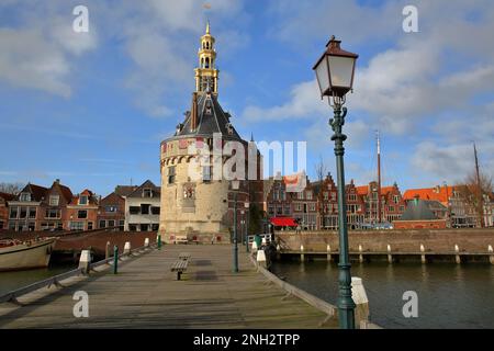 Der Hafen (Binnenhaven) von Hoorn, West Friesland, Niederlande, mit den Hoofdtoren (der Head Tower) Stockfoto