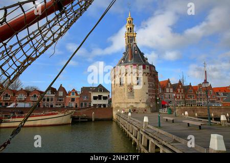 Der Hafen (Binnenhaven) von Hoorn, West Friesland, Niederlande, mit den Hoofdtoren (der Head Tower) Stockfoto