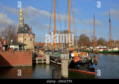 Der Hafen (Binnenhaven) von Hoorn, Westfriesland, Niederlande, mit dem Hoofdtoren (der Hauptturm) und alten hölzernen Segelbooten Stockfoto