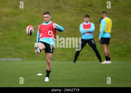 Honda England Rugby Performance Centre, Pennyhill Park, England, Großbritannien. 20. Februar 2023. George Ford in Aktion während des England Rugby Trainings, während sie sich auf Wales am 25. Februar in Cardiff vorbereiten: Anerkennung: Ashley Western/Alamy Live News Stockfoto