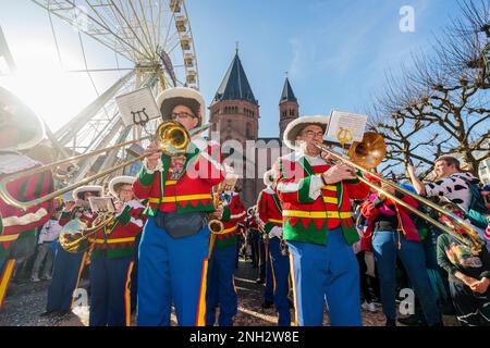 Mainz, Deutschland. 20. Februar 2023. Der Jocus Garde Mainz-Kastel steht vor dem Mainzer Dom. Mit der traditionellen Shrove Monday Parade erreicht der Mainzer Karneval seinen Höhepunkt. Nach Angaben des Veranstalters, des Mainzer Carneval-Verein (MCV), haben sich 137 Gruppen mit mehr als 9.000 aktiven Teilnehmern registriert. Die Länge der Prozession wird etwa neun Kilometer betragen, und auf der 7,2 Kilometer langen Strecke werden 500.000 Zuschauer erwartet. Kredit: Andreas Arnold/dpa/Alamy Live News Stockfoto