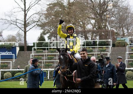 Ascot, Berkshire, Großbritannien. 18. Februar 2023. Jockey Nico de Boinville, der auf dem Pferd Shishkin reitet, kehrt zum Parade Ring zurück, nachdem er am Betfair Ascot Chase Raceday die Betfair Ascot Steeple Chase auf der Ascot Rennbahn gewonnen hat. Trainer Nicky Henderson, Lambourn. Die Besitzerin Mrs J. Donnelly. Kredit: Maureen McLean/Alamy Stockfoto