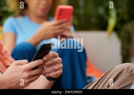 Junge Leute schreiben Freunden, anstatt miteinander zu reden Stockfoto