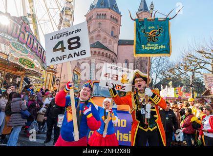 20. Februar 2023, Rheinland-Pfalz, Mainz: Bernd Frank (r) nimmt als die kleinste Wache der Welt ("Meenzer Jägergarde") an der Rosenmontags-Prozession Teil. Die beiden „anderen Angusskanäle“ markieren nur den Anfang und das Ende Mit der traditionellen Shrove-Montags-Prozession erreicht der Mainzer Karneval seinen Höhepunkt. Nach Angaben des Veranstalters, des Mainzer Carneval-Verein (MCV), haben sich 137 Gruppen mit mehr als 9.000 aktiven Teilnehmern registriert. Die Länge der Prozession wird etwa neun Kilometer betragen, und auf der 7,2 Kilometer langen Strecke werden 500.000 Zuschauer erwartet. Foto: Andreas Arnold/dpa Stockfoto