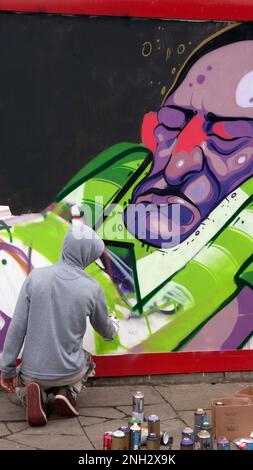 Graffiti-Show in Bacon St London E2. Künstler arbeitet auf der Baustelle und hording Teil des Wochenend-Projekt. Stockfoto