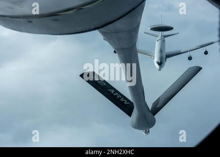 Ein Luftfahrzeug des Typs E-3 Airborne Warning and Control System (AWACS), das dem NATO-Luftwaffenstützpunkt Geilenkirchen, Deutschland, zugewiesen wurde, bereitet sich auf das Auftanken über Rumänien durch einen KC-135 Stratotanker vor, der dem Luftwaffenstützpunkt 92. Air Tanken, Fairchild Air Force Base, Washington, 8. Dezember 2022, zugewiesen wurde. Das Sentry-AWACS-Flugzeug E-3 bietet Überwachungs-, Befehls-, Kontroll- und Kommunikationsdienste, die von der NATO und anderen alliierten Luftwaffen benötigt werden. Stockfoto