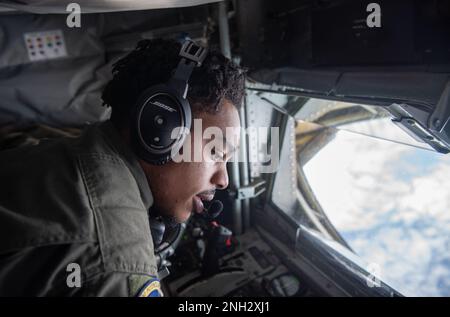 Airman 1. Klasse Jayden Shines, KC-135 Stratotanker Boom Operator, dem Luftwaffenstützpunkt 92. zugeteilt, Fairchild Air Force Base, Washington, bereitet sich auf das Betanken eines Luftfahrzeugs des Typs E-3 Sentry Airborne Warning and Control System (AWACS) vor, das dem NATO-Luftwaffenstützpunkt Geilenkirchen, Deutschland, über Rumänien, zugewiesen ist, 8. Dezember 2022. Mitglieder des ARW 92. werden derzeit nach Europa entsandt, um die Fähigkeiten der NATO mit ihren Verbündeten und Partnerländern durch eine verbesserte kollektive Verteidigungshaltung weiter zu verbessern. Stockfoto