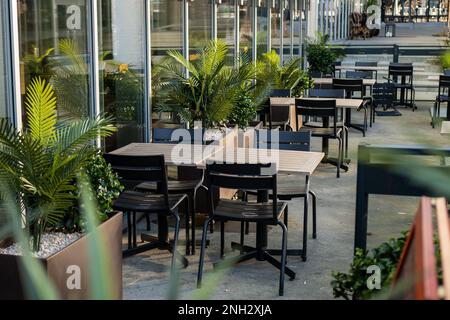 Restaurant im Freien mit einer Schüssel und Gläsern auf dem Holztisch Stockfoto