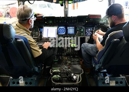 ROBINS AIR FORCE BASE, Ga. – John „Godfather“ Dominey, links, Arbeitsleiter der 562nd Aircraft Maintenance Squadron, und Jonathan „Ozzy“ Osborne, Avioniktechniker der 562nd Aircraft Maintenance Squadron, führen am 8. Dezember 2022 Betriebsüberprüfungen an einem C-17-Flugzeug auf der Robins Air Force Base, Georgia durch. Die geplante/geplante Wartung auf Depot-Ebene besteht aus sorgfältig geplanten Schritten zur Annahme des Flugzeugs, zur Inspektion, zur Durchführung der Reparaturen und Betriebsprüfungen, zum Lackieren und zur Rückgabe an die Heimatstation. C-17 Globemaster Aircraft, geplante/geplante Wartung auf Depot-Ebene, Stockfoto