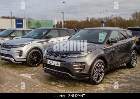 2021 Grau Land Rover Range Rover EVOQUE P300 R DYNAMIC SE. Neuer Kompakt-SUV und Gebrauchtwagen, Plug-in Electric Hybrid (PHEV) zum Verkauf auf dem Vorplatz und Ausstellungsraum des Autohändlers in Preston, Großbritannien Stockfoto