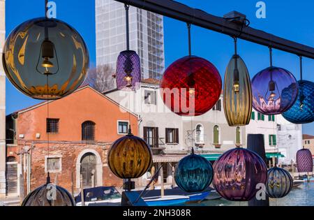 Farbenfrohe Lichter aus Murano-Glas mit Reflexionen im Februar in Murano, Venedig, Italien Stockfoto