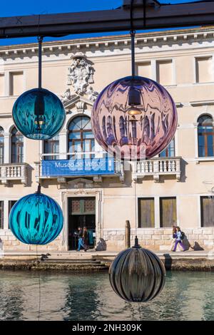 Murano-Glaslichter mit Reflexionen gegenüber dem Museo del Vetro Murano-Glasmuseum in Murano, Venedig, Italien im Februar Stockfoto