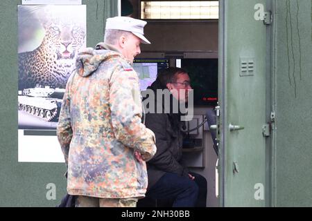 Munster, Deutschland. 20. Februar 2023. Boris Pistorius (SPD, r), Bundesminister für Verteidigung, sitzt während seines Besuchs in der Panzertruppenschule in Münster, Niedersachsen, in einem Simulator für den Leopard-Hauptpanzer. Während seines Besuchs in Munster erfährt Pistorius mehr über die Ausbildung ukrainischer Soldaten auf deutschen Hauptpanzern und Infanteriefahrzeugen und hält Gespräche mit ukrainischen Soldaten und deutschen Ausbildern. Kredit: Christian Charisius/dpa/Alamy Live News Stockfoto