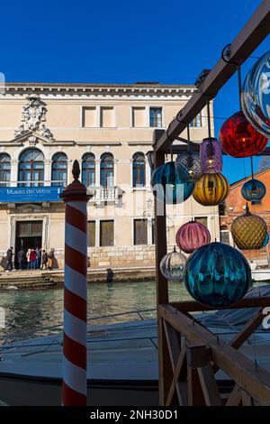 Murano-Glaslichter mit Reflexionen gegenüber dem Museo del Vetro Murano-Glasmuseum in Murano, Venedig, Italien im Februar Stockfoto