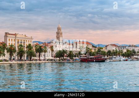 Blick auf die Altstadt und den Hafen in Split, Kroatien. Stockfoto