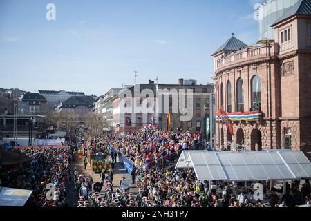 Mainz, Deutschland. 20. Februar 2023. Die Teilnehmer gehen während der Shrove Monday Parade in Mainz über den Gutenbergplatz. Das Motto der Prozession lautet: "In Mainz steht Shrovetide voll und ganz für Frieden, Freiheit, Toleranz!" Aufgrund der Corona-Pandemie findet sie zum ersten Mal seit zwei Jahren statt. Kredit: Sebastian Christoph Gollnow/dpa/Alamy Live News Stockfoto