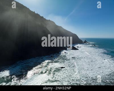 Die malerische Südküste Oregons strahlt am Nachmittag in der Sonne. Diese schroffe Region befindet sich am Samuel H. Boardman State Scenic Corridor. Stockfoto