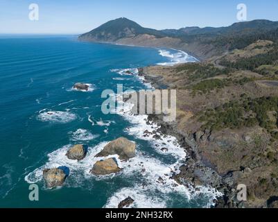Die malerische Südküste Oregons strahlt am Nachmittag in der Sonne. Diese schroffe Region befindet sich am Samuel H. Boardman State Scenic Corridor. Stockfoto