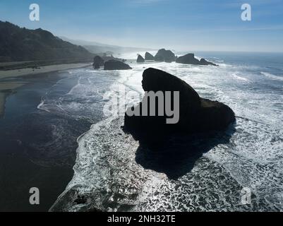 Die malerische Südküste Oregons strahlt am Nachmittag in der Sonne. Diese schroffe Region befindet sich am Samuel H. Boardman State Scenic Corridor. Stockfoto