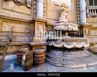 Einer der vier Brunnen auf der achteckigen öffentlichen plaza Quattro Canti in Palermo - Sizilien, Italien Stockfoto