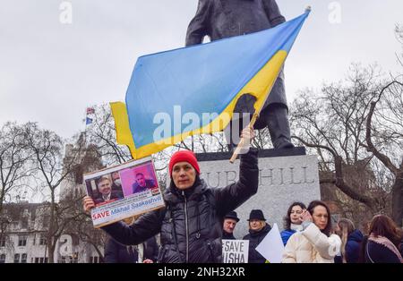 London, Großbritannien. 20. Februar 2023 Demonstranten versammelten sich auf dem Parlamentsplatz, um Micheil Saakaschwili zu unterstützen. Der ehemalige georgische Präsident verbüßt derzeit eine Gefängnisstrafe in Georgien wegen Machtmissbrauchs, und seine Gesundheit soll sich verschlechtern. Kredit: Vuk Valcic/Alamy Live News Stockfoto
