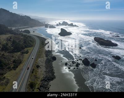 Die malerische Südküste Oregons strahlt am Nachmittag in der Sonne. Diese schroffe Region befindet sich am Samuel H. Boardman State Scenic Corridor. Stockfoto