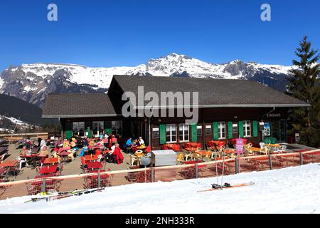 Restaurantbar im Zentrum von Grindelwald, Schweizer Alpen, Jungfrau - Aletsch; Berner Oberland; Schweiz; Europa Stockfoto