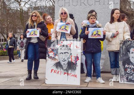 London, Großbritannien. 20. Februar 2023 Demonstranten versammelten sich auf dem Parlamentsplatz, um Micheil Saakaschwili zu unterstützen. Der ehemalige georgische Präsident verbüßt derzeit eine Gefängnisstrafe in Georgien wegen Machtmissbrauchs, und seine Gesundheit soll sich verschlechtern. Kredit: Vuk Valcic/Alamy Live News Stockfoto