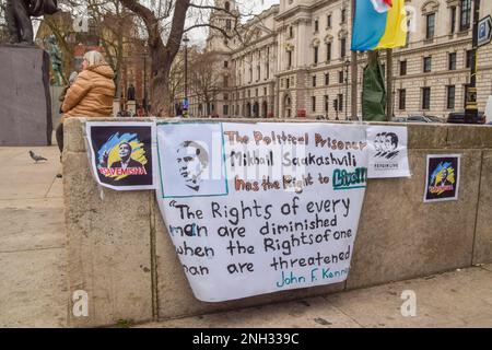 London, Großbritannien. 20. Februar 2023 Demonstranten versammelten sich auf dem Parlamentsplatz, um Micheil Saakaschwili zu unterstützen. Der ehemalige georgische Präsident verbüßt derzeit eine Gefängnisstrafe in Georgien wegen Machtmissbrauchs, und seine Gesundheit soll sich verschlechtern. Kredit: Vuk Valcic/Alamy Live News Stockfoto