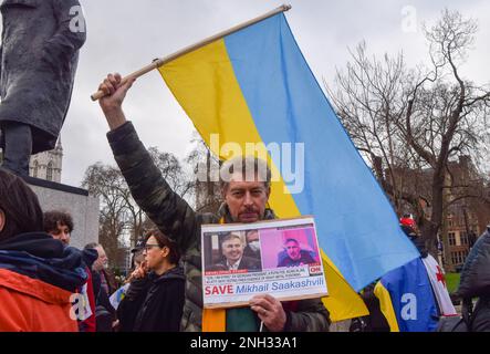 London, Großbritannien. 20. Februar 2023 Demonstranten versammelten sich auf dem Parlamentsplatz, um Micheil Saakaschwili zu unterstützen. Der ehemalige georgische Präsident verbüßt derzeit eine Gefängnisstrafe in Georgien wegen Machtmissbrauchs, und seine Gesundheit soll sich verschlechtern. Kredit: Vuk Valcic/Alamy Live News Stockfoto