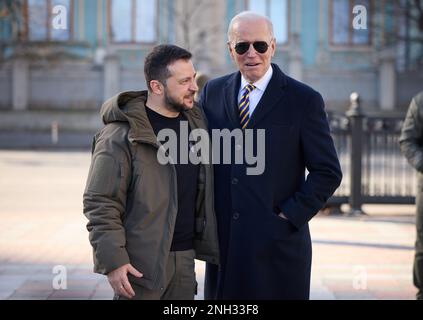 Kiew, Ukraine. 20. Februar 2023. US-Präsident Joe Biden (R) spricht mit seinem ukrainischen Amtskollegen Volodymyr Zelensky während eines unangekündigten Besuchs am 20. Februar 2023 in Kiew, Ukraine. Präsident Biden unternahm seinen ersten unangekündigten Kriegsbesuch in der Ukraine, um vor dem einjährigen Jahrestag der russischen Invasion am 24. Februar seine Unterstützung zu zeigen. Foto: Pressestelle des ukrainischen Präsidenten /UPI Credit: UPI/Alamy Live News Stockfoto