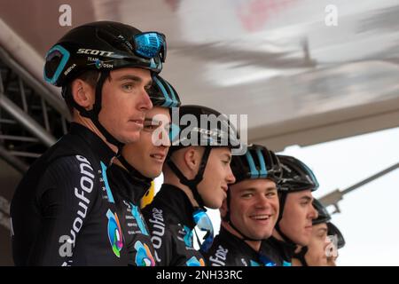 Das DSM-Fahrradteam mit Romain Bardet (erste links), das während der Präsentationsrunde vor Beginn der zweiten Phase der Tour des Alpes Maritimes et du Var 2023 gesehen wurde. Die zweite Etappe der Tour des Alpes-maritimes et du Var 2023 beginnt im Mandelieu la Napoule und erreicht Antibes nach 179, 4 km Rennstrecke. Das gelbe Trikot des Leaders nach der ersten Etappe wird von Franzose Kevin Vauquelin (Team ARKEA Samsic) getragen, der Neilson Powless (Team EF Education – EasyPost) um 09 Sekunden voraus ist und Kevin Geniets (Team Groupama-fdj) um 11 Sekunden den dritten Platz belegt. Stockfoto