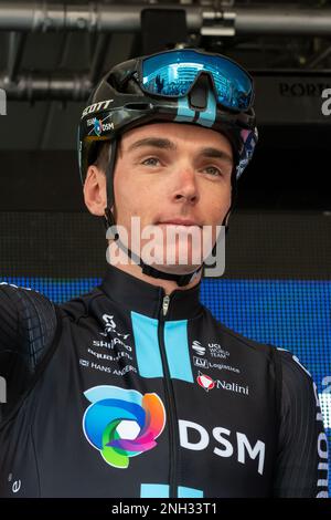 Französischer Reiter Romain Bardet von (Team DSM), gesehen während der Präsentationsrunde vor Beginn der zweiten Stufe der Tour des Alpes Maritimes et du Var 2023. Die zweite Etappe der Tour des Alpes-maritimes et du Var 2023 beginnt im Mandelieu la Napoule und erreicht Antibes nach 179, 4 km Rennstrecke. Das gelbe Trikot des Leaders nach der ersten Etappe wird von Franzose Kevin Vauquelin (Team ARKEA Samsic) getragen, der Neilson Powless (Team EF Education – EasyPost) um 09 Sekunden voraus ist und Kevin Geniets (Team Groupama-fdj) um 11 Sekunden den dritten Platz belegt. Stockfoto