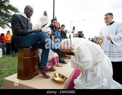 Papst Franziskus wusch und küsste die Füße muslimischer, christlicher und hinduistischer Flüchtlinge während einer Osterwochenmesse mit Asylsuchenden in einem Unterschlupf in Castelnuovo di Porto, außerhalb von Rom, Italien am 24. März 2016. Das Ritual des Heiligen Donnerstags ist eine Nachbildung des Fußwaschrituals, das Jesus an seinen Aposteln durchgeführt hat, bevor er gekreuzigt wurde, und ist als Geste des Dienstes gedacht. Papst Franziskus feiert am 13. März seinen 10. Jahrestag des Pontifikats. Foto: Vatikan Media (EV)/ABACAPRESS.COM Stockfoto