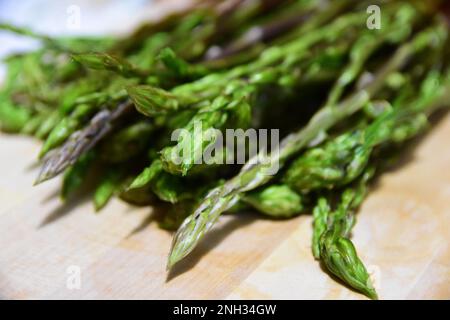 Ein Haufen wilder Spargel auf Holztisch Stockfoto