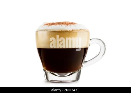 Cappuccino in einem Glasbecher auf weißem Hintergrund Stockfoto
