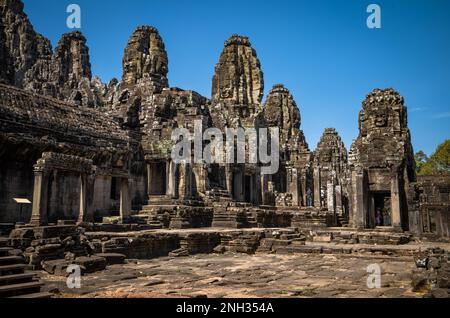 Ein Innenhof, auf den riesige Steinwände im Bayon-Tempel in Angkor Thom in der Nähe von Angkor Wat in Kambodscha blicken. Stockfoto