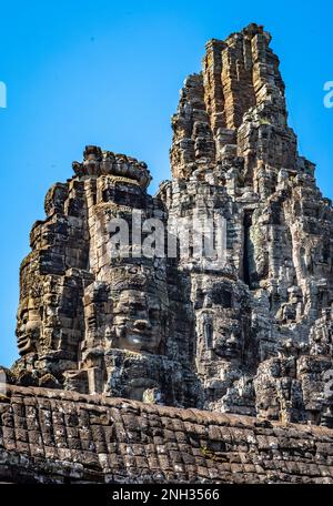 Riesige, in den Stein geschnitzte Gesichter auf dem alten Bayon-Tempel in Angkor Thom in Angkor in Kambodscha. Stockfoto