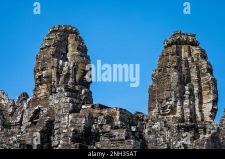 Riesige, in den Stein geschnitzte Gesichter auf dem alten Bayon-Tempel in Angkor Thom in Angkor in Kambodscha. Stockfoto