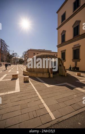 TIRANA, ALBANIEN, 5. februar 2023: Eintritt zum Bunk'Art 2 Museum in Tirana, Albanien Stockfoto