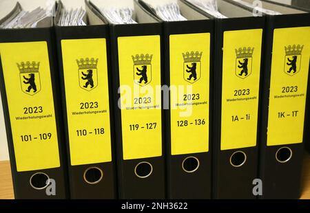 Berlin, Deutschland. 20. Februar 2023. Im Bezirk Lichtenberg stehen Akten mit Wahlunterlagen auf einem Tisch, bevor der Bezirkswahlbeamte das offizielle Ergebnis der Auszählung der Briefstimmen in Lichtenberg vor dem Bezirkswahlkomitee bekannt gibt. Drei Tage nach der wiederholten Wahl zum Berliner Repräsentantenhaus wurden am vergangenen Mittwoch 466 Umschläge von abwesenden Wählern gezählt, die erst am Montag nach der Abstimmung im Wahlbüro des Bezirks Lichtenberg eintrafen. Kredit: Wolfgang Kumm/dpa/Alamy Live News Stockfoto