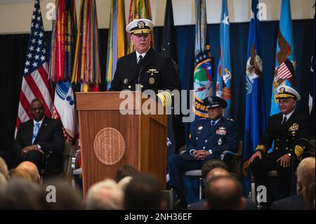 Stellvertretender Vorsitzender des Joint Chiefs of Staff U.S. Christopher Grady spricht während der USA Strategic Command Change of Command Ceremony, Omaha, Neb., 9. Dezember 2022. (Foto des Verteidigungsministeriums der USA Marineoffizier 2. Klasse Alexander Kubitza) Stockfoto