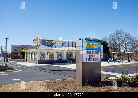 HICKORY, NC, USA-18. FEBRUAR 2023: Buscuitville Fast Food Restaurant, Diagonalblick mit Parkplatz und Drive-in. Denkmalschild an der Straße. Sonniges Blau Stockfoto