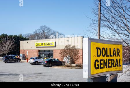 HICKORY, NC, USA-18. FEBRUAR 2023: Dollar Gemischtwarenladen, Gebäude, leicht schmutzige Denkmalschilder und Parkplatz. Stockfoto