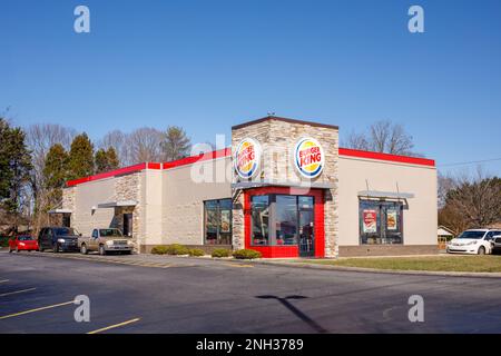 HICKORY, NC, USA-18. FEBRUAR 2023: Burger King Fast Food Restaurant. Gebäude, Schilder, Logo und Parkplatz. Sonniger, blauer Himmel. Stockfoto