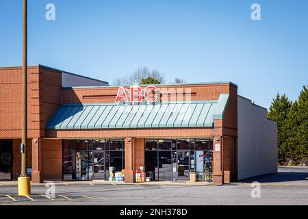 HICKORY, NC, USA-18. FEBRUAR 2023: Reguliertes Spirituosengeschäft in North Carolina. Alkoholkontrolle (ABC). Stockfoto